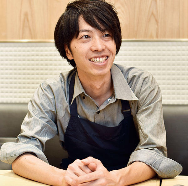 岩田圭介さん　片口　ピッチャー むぎとオリーブ 店主 岩田 圭介さん｜外食経営者インタビュー
