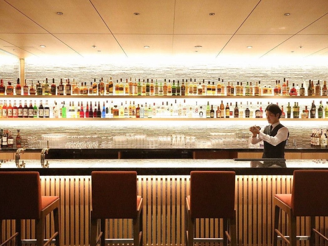 ラウンジ：バー「オールオール」