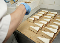 株式会社　xio-food 店舗で作り、その日のうちにお客様にお届けします。