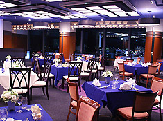 ヘリテイジ飯能 「天空レストラン 銀河鉄道」では最上階の11階から奥武蔵の風景を眺めながらのおいしいお食事を提供しています。