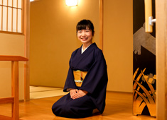 ホテルニューオータニ 岡半 ホールスタッフも募集中。普段出会う事のできないような著名人と出会う事ができるお店です。