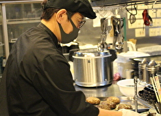 株式会社CTM キッチン内は衛生管理を怠らず、協調性をもって仕事に向きあっています。