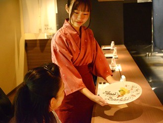 株式会社大和フーズ 「鉄板焼 大和屋」では、記念日やお祝い事でのご利用も多く、お客様の大切な日を演出するやりがいも感じられます！