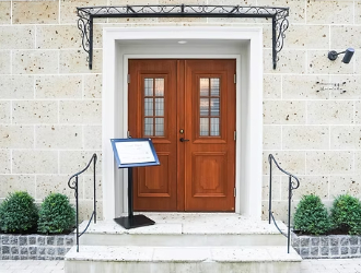 株式会社ウッド工舎 馬車道エリアらしい瀟洒な店構え。運営母体がリフォーム・リノベ企業なので、こだわりが詰まったお洒落な内装も魅力！