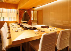 株式会社 藤昌 店内にはテーブル席を設けずカウンター席のみを配置。特別なシーンにも対応できるよう個室VIPルームも併設しています。