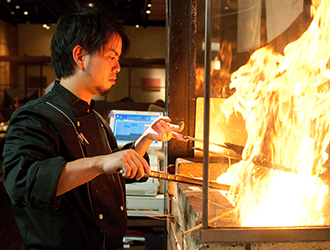 株式会社瀬戸内しまなみリーディング 名物は目の前で焼き上げる「土佐本鰹」の藁焼き！カウンターでのお客様とのコミュニケーションも楽しみの一つです。