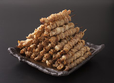 東京後楽堂 株式会社 丁寧に焼き上げる「創作博多野菜巻き串」や「博多鶏皮巻串」も自慢です。手作りにこだわり、職人の心と美意識を込めて提供します。