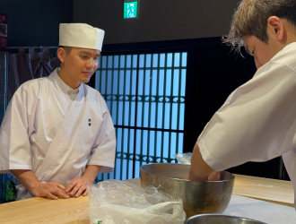 株式会社NATOMICS 現場に立つオーナーシェフから技や技術を学べる機会も多数！実践の中で成長し、活きた経験が積める環境です。