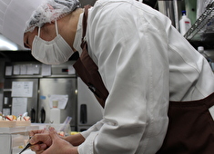 株式会社銀座近江屋洋菓子店 ケーキは全て店内で仕上げていきます。