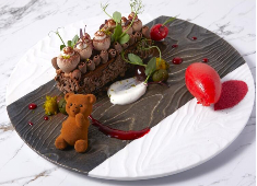 株式会社 スイーツプラス 大切な記念日など多くの方にお求めいただいているホールケーキ。素材にとことんこだわったラインナップを用意しています。