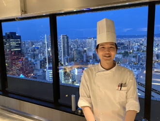 ニュー松坂（常盤興産株式会社） 20代、30代の若手スタッフも活躍しています！鉄板焼きがはじめての方もご安心を！