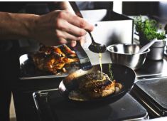 株式会社丸沼商事 シェフは30代だから、若手層とも意思疎通がしやすく、いわゆる“昔ながら”ではない風通しの良い職場です！【写真はイメージ】