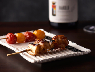 株式会社NATOMICS 新店舗は、焼き鳥業態です。和食のノウハウを活かした一品料理と希少部位などを楽しめるコース仕立てスタイルを想定しています！
