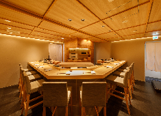 AttRa-g 株式会社 ただ握るだけじゃない。目の前のお客様と向き合い、空間ごと価値を提供する。カウンターに立つ、その一歩先へ。