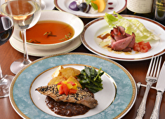 アサヒメディカルサプライ株式会社 カフェタイムは自家製ケーキとコーヒーを、ディナーでは、お料理に合わせたお酒やワインもお楽しみいただく地域の人気ブランド！