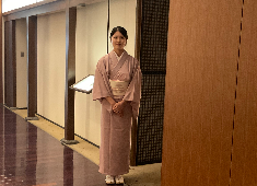 招福楼 東京店 扉の開け方や料理や飲み物の提供の仕方など、基本的な事は最初に一から教えますのでご安心ください。