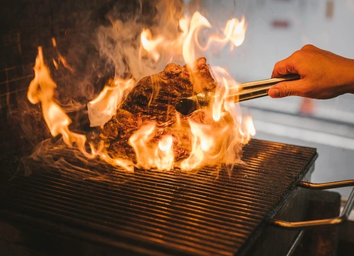 株式会社光世都市開発 炭火で香ばしく焼き上げる「ビステッカ・アッラ・フィオレンティーナ」など地方ごとの代表料理も豪快に調理し提供しています。