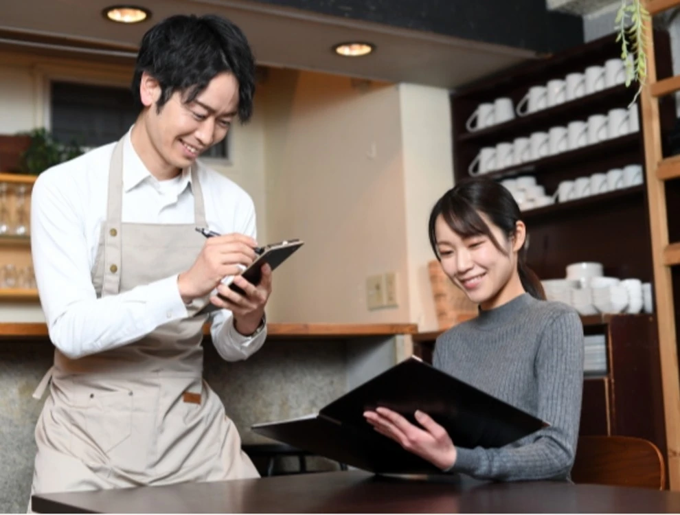 株式会社逸品ホールディングス 年間休日122日。WワークもOK！土日休みの働き方もあり、一人ひとりの希望に合わせた勤務が可能です。