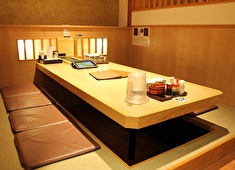株式会社アミノ 「ゆとろぎ」ではベルトコンベアで配膳。半個室のお席でゆったりくつろぎながら食事をお愉しみいただけます！